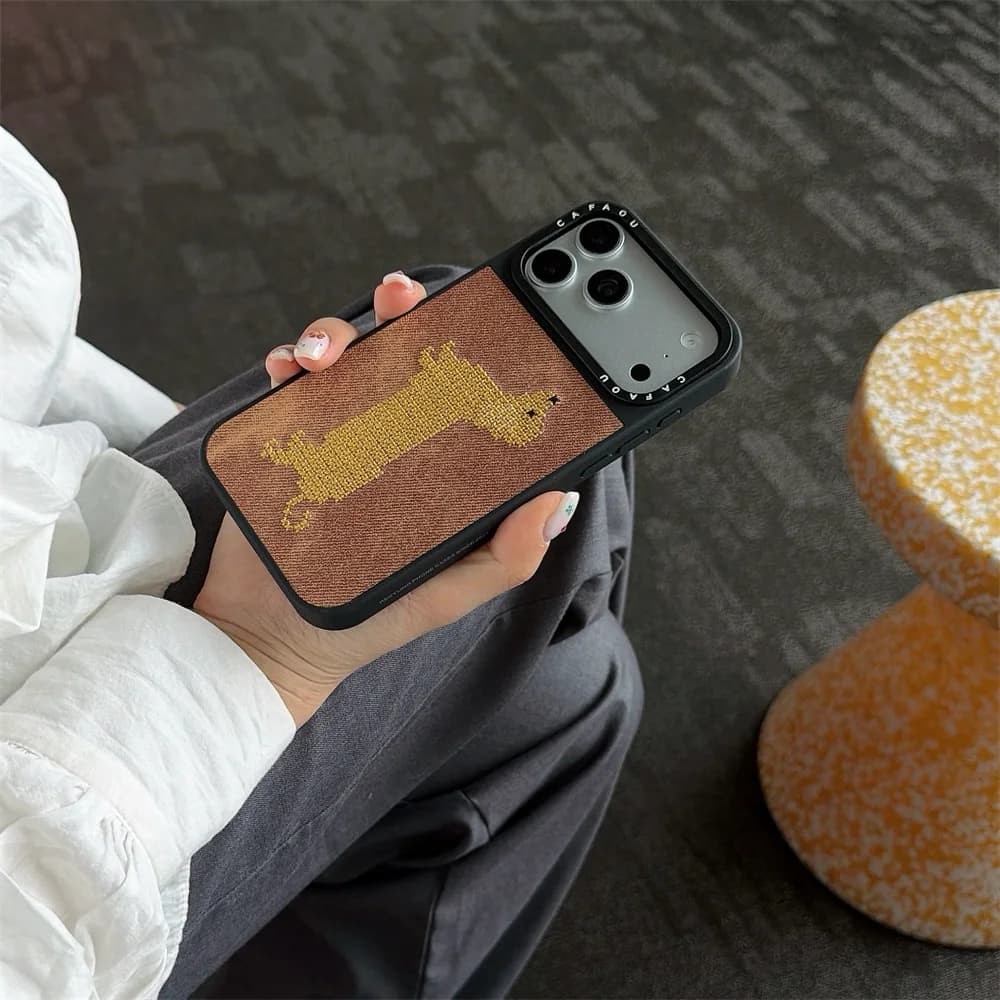 INS style cute black border leather embroidered sausage dog suitable for iPhone 17 Pro Max15promax/16 Pro14/13 anti drop design