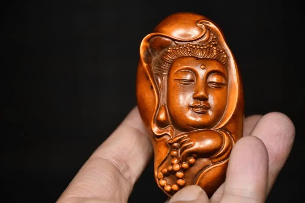3"Tibetan Temple Collection Old Boxwood Guanyin Buddha Head Buddha Carved head of Guanyin holding Buddha beads Avalokitesvara