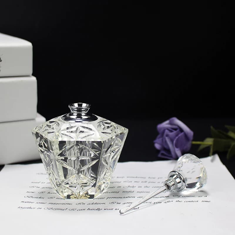 Luxury Hollow Pattern 12ML Transparent Crystal Perfume Oil Bottle Empty Parfume Container Crafts Wedding Favors Gifts For Woman