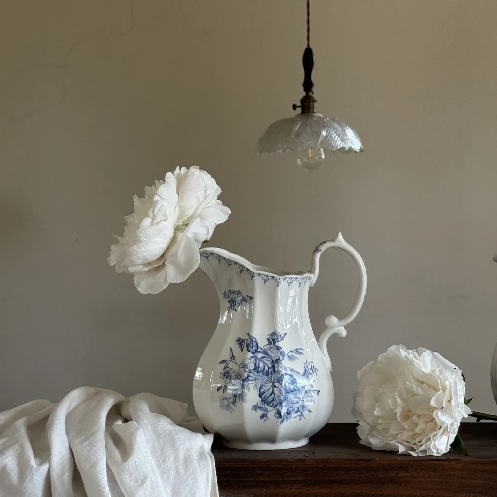 Ins French Lingxiao Flower Elegant Ceramic Vase Living Room Retro Premium Floral Arrangement Ceramic Vase Desktop Ornament