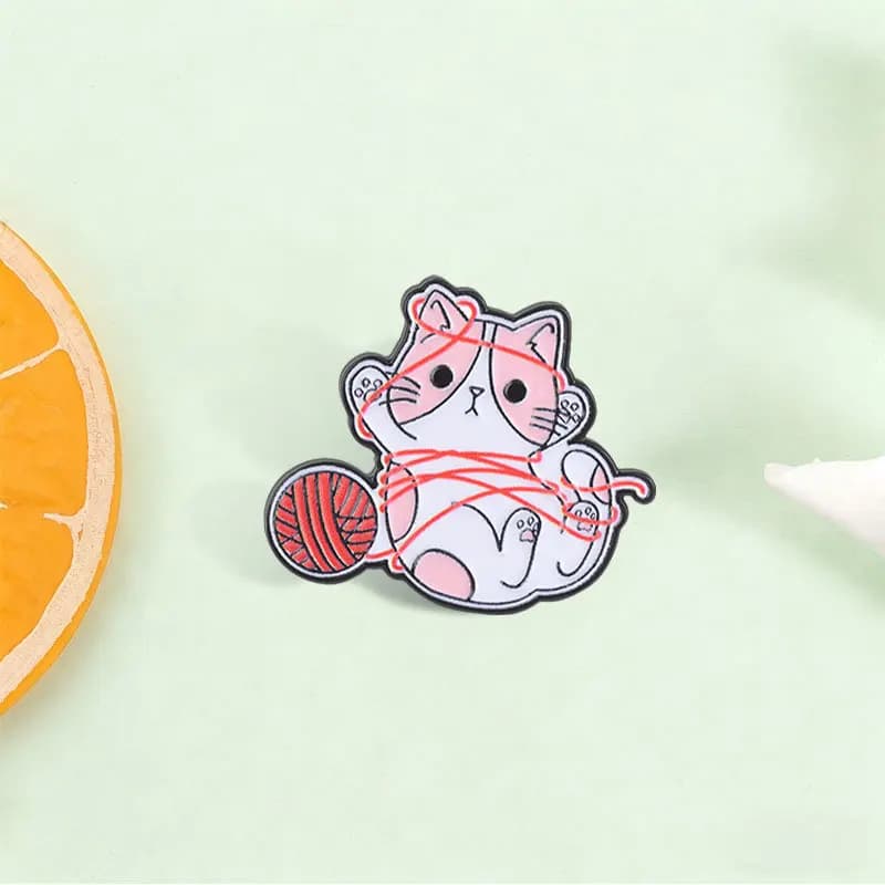 Creative Cute Funny Pink White Cat Wool Wrapped Brooch Metal Badge Casual Fashion Pin for DIY Clothing Bag Hat T-shirt Accessory