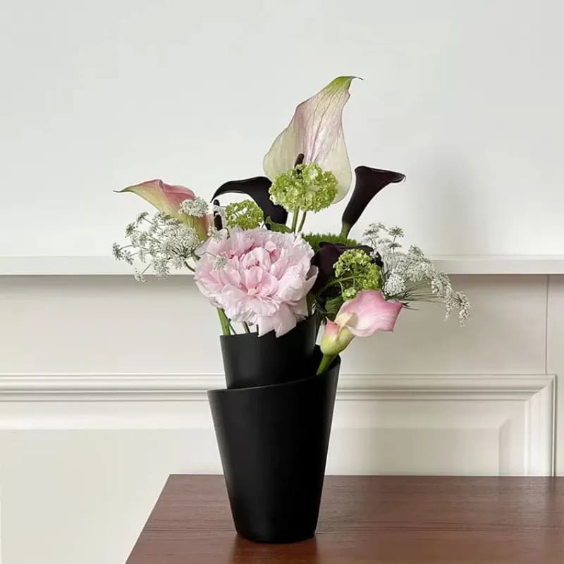 Nordic minimalist design curled vase ornament, model room  bedroom entrance flower arrangement ornament