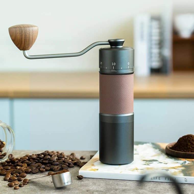 Black Titanium Burr Coffee Grinder Hand Crack Coffee Grinder Portable Coffee Mill 40g Capacity Manual Grinder