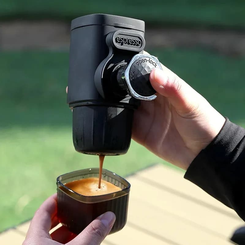 Outdoor portable hand-pressed coffee machine camping field capsule coffee powder family travel small coffee machine