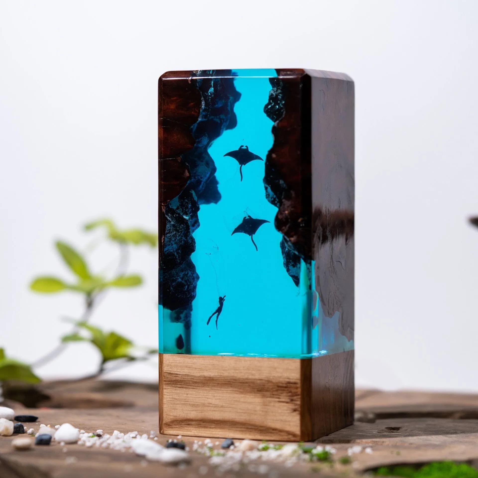 NEW Divers and Manta Rays Explore Deep Sea Home Atmosphere Resin Lamp Ornament High-end Gift