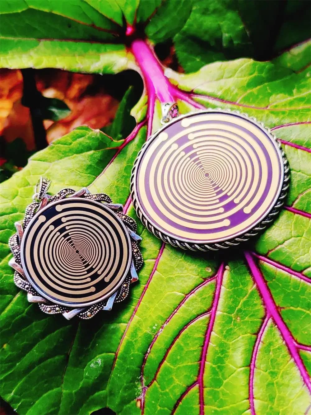 Polarizing disc necklace Multi-frequency oscillator Magnetic field Electromagnetic antenna Body protection pendant