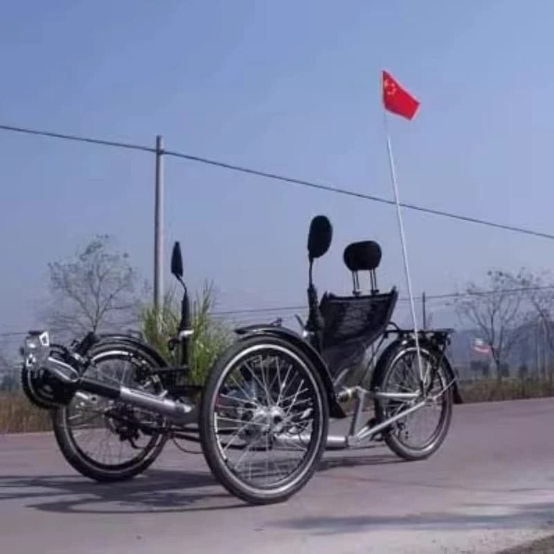 Silver-white three-wheel shock-absorbing recliner, shock-absorbing three-wheel recliner