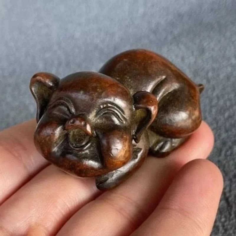 Vintage solid patinaed cast ornament, copper pig paperweight, tea pet, hand-held craft, metal antique