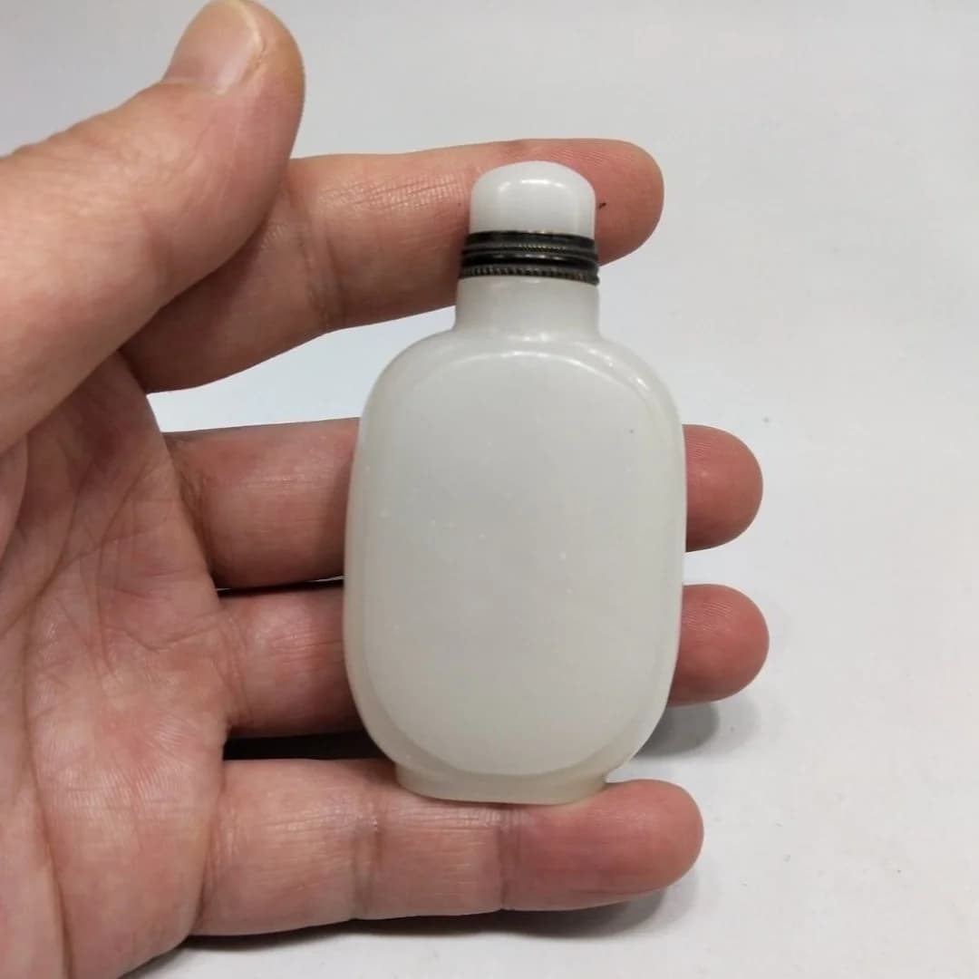 Exquisite Chinese Collectible White Jade Snuff Bottle