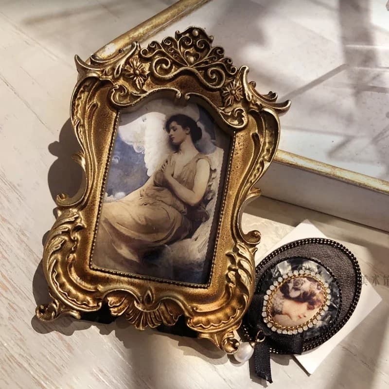 Antique Round Photo Frame Embossed Resin Design Classic Wall or Tabletop Decoration Vintage Style Antique