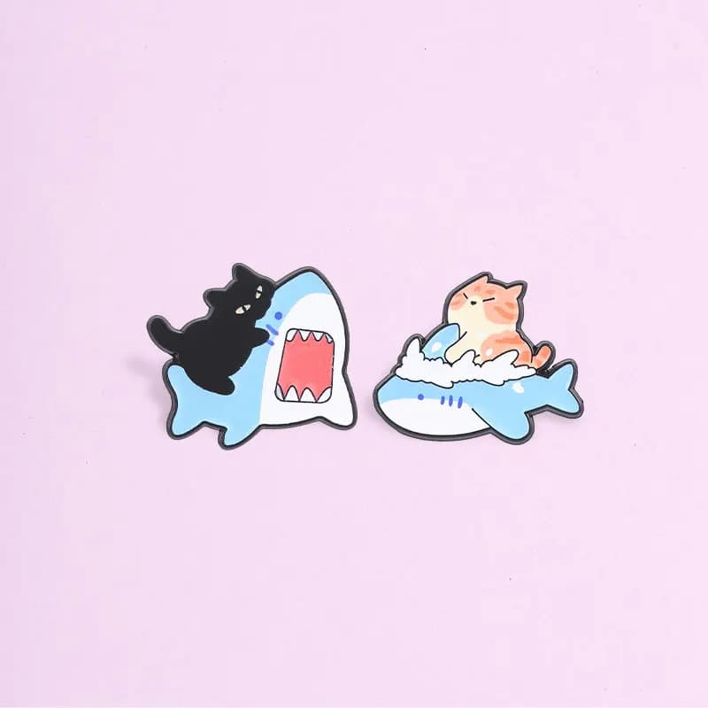 Wholesale Funny Cat Riding Shark Brooch Creative Ocean Animal Metal Badge Pin for Gift DIY Bags Hat T-shirt Clothing Accessories