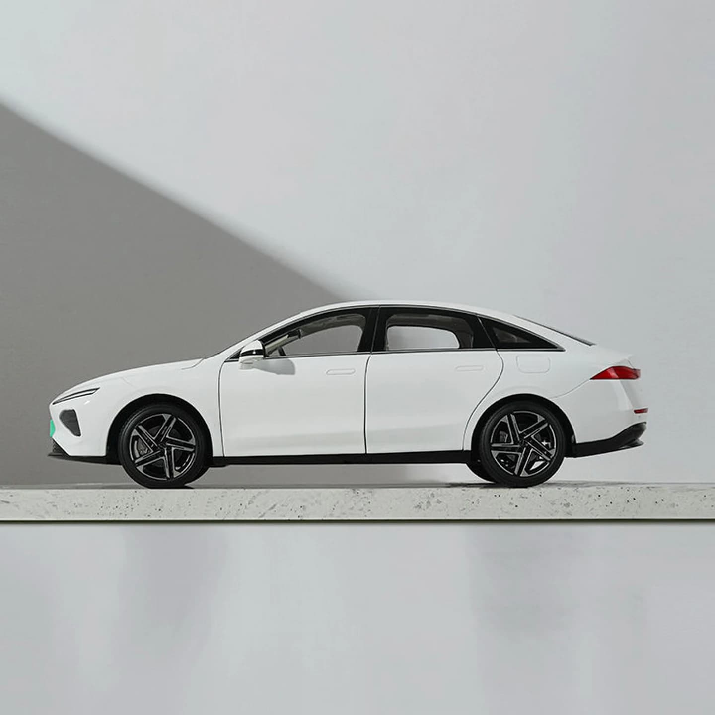 D7 EV Micromodel,Roewe Die-Cast Metal Replica,MG 8 Alloy Car Model, D7 Display, Desktop Decoration,White,1: 16