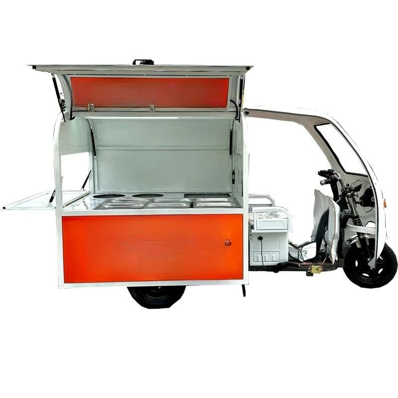 Tricycles set up stalls, and the braised vegetable driver pushed the European and Italian dining cars