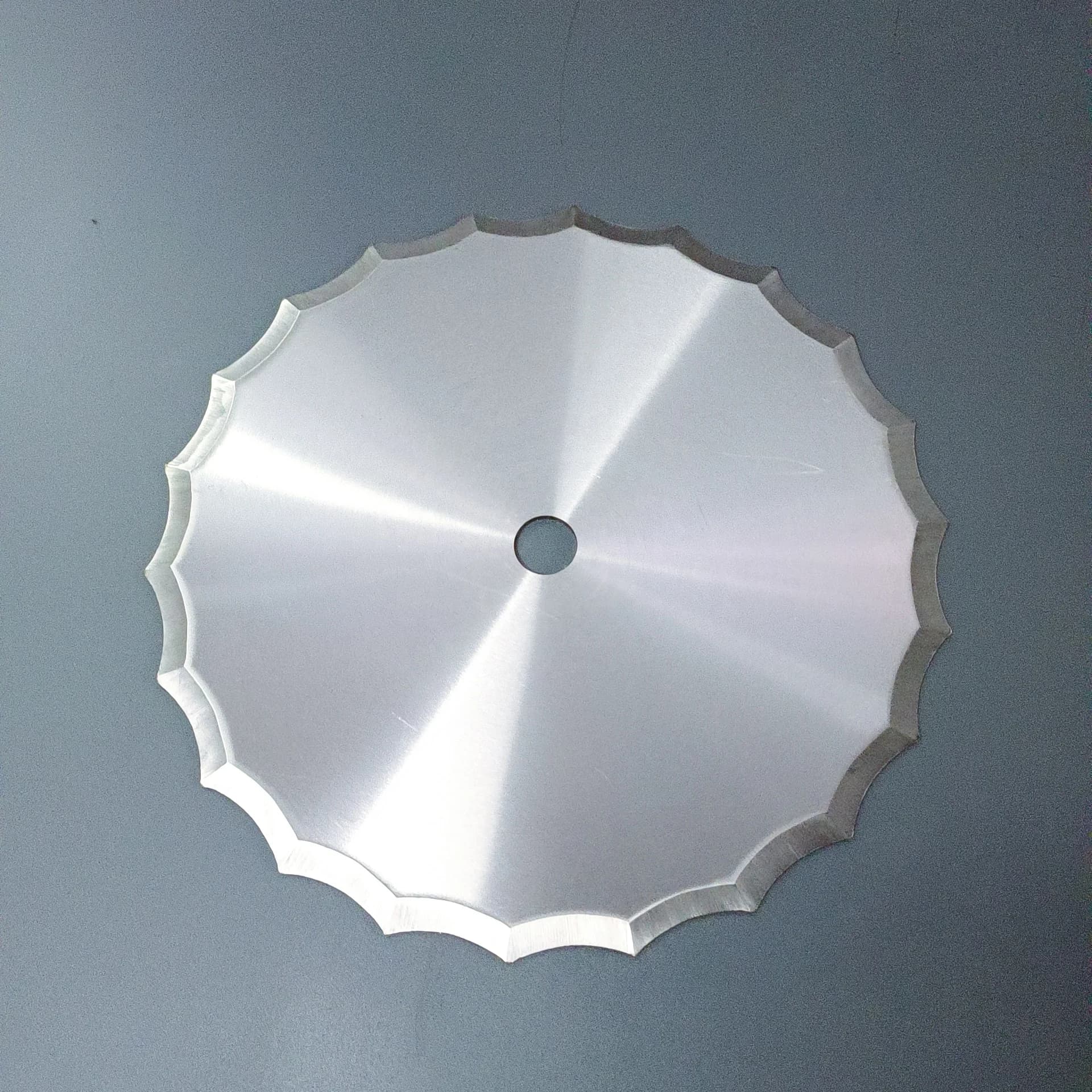 Good Hardness Circular Round Blades Cutter Saw Knife Serrated Slicer Blade Cutting Tube on the Machine