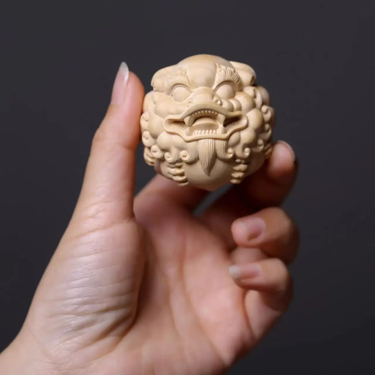 Small-leaf boxwood carved lion head Pixiu hand handle
