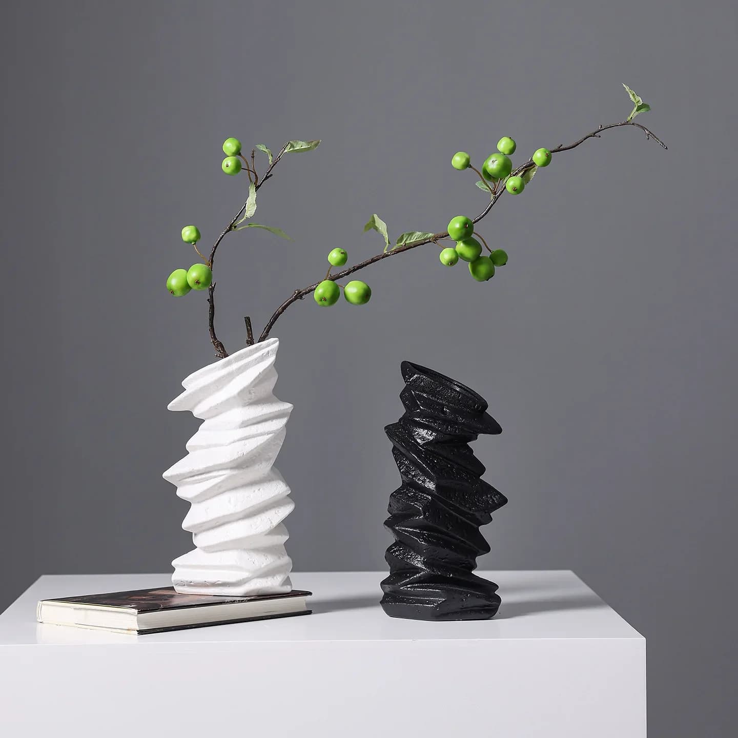Nordic creative ceramic vase ornament, high-end retro living room entrance desktop dried flower arrangement art decoration