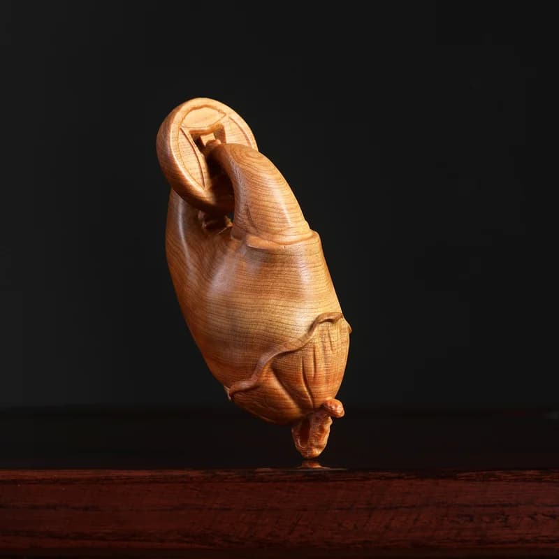 Natural Thuja Wood Crab Claw Holding Coin Figurine "Money in Hand" Chinese Feng Shui Lucky Charm Desk Ornament