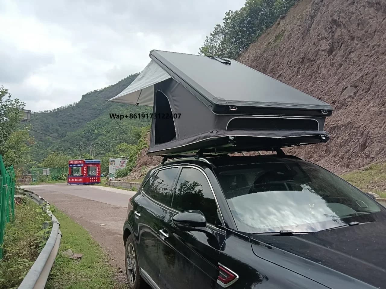 Factory Supply New Style Roof Top Tent Aluminum Hard Shell Triangle Clamshell Car Rooftop Tent