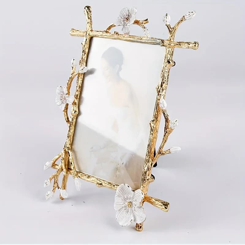 Modern Golden Metal Photo Frame Elegant Tabletop Display Creative Ornament for Home Decor Family Portraits Personal Photosand