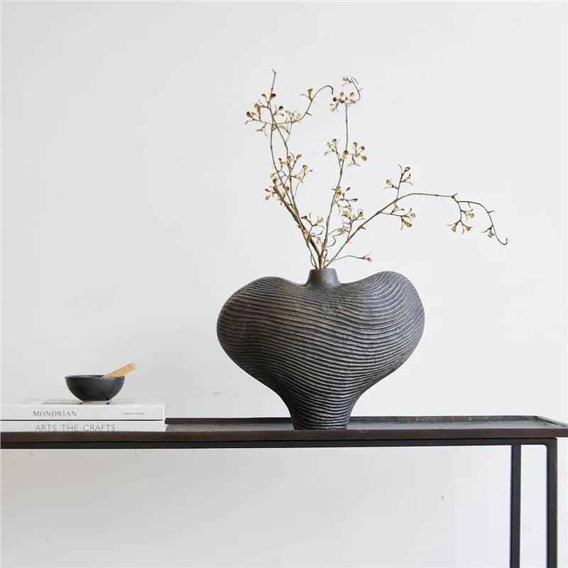 Indian aluminum vase, black heart-shaped flat flower device, model room, living room entrance decorative ornament