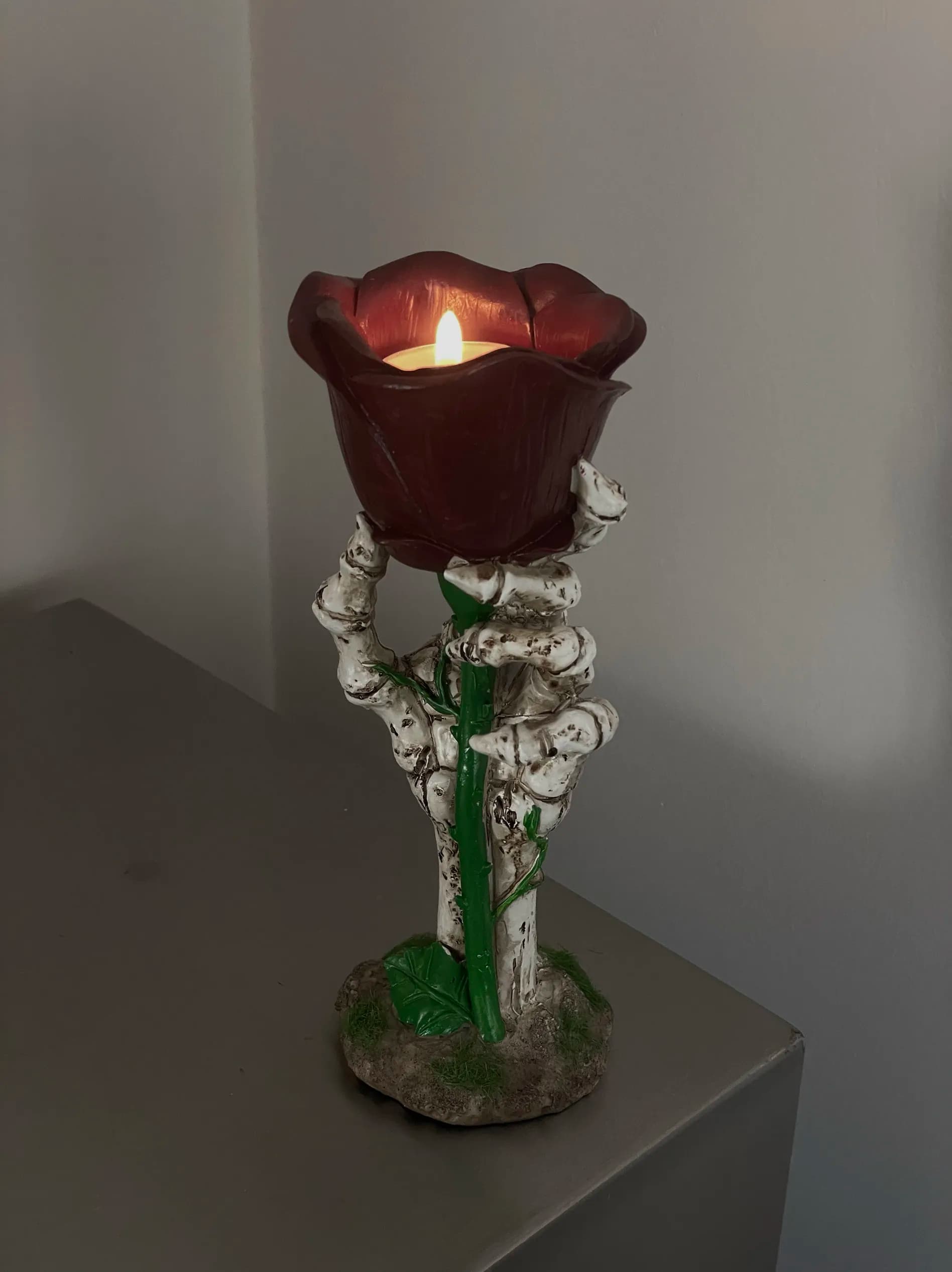 Skeleton Hand Hold Rose Resin Tealight Candle Holder, Gothic Tabletop Candlestick, Unique Christmas Gift for Dark Home Decor