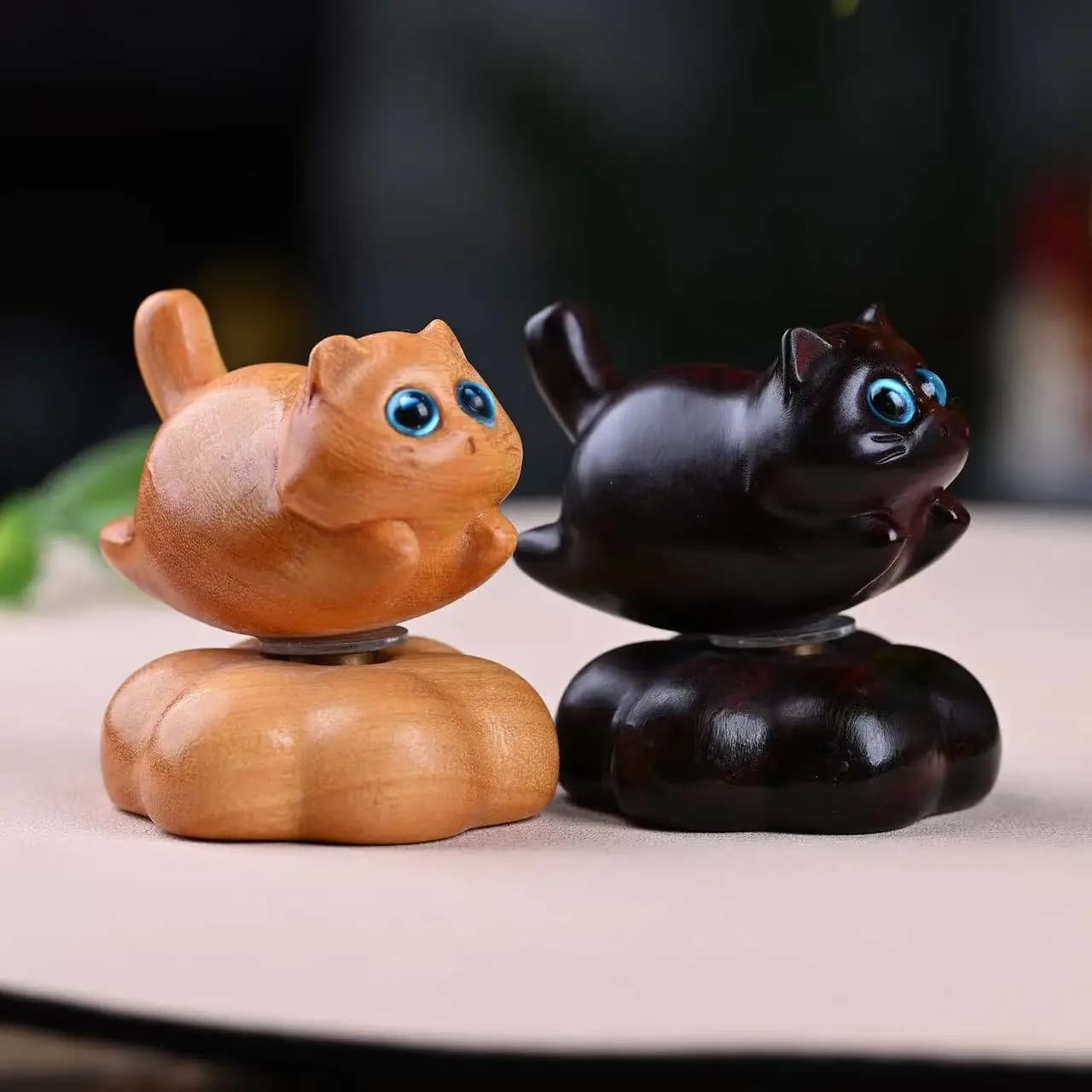 Golden Sandalwood Rotatable Cat Figurine Solid Wood Carving Creative Desktop Decor Cute Stress Relief Hand Piece Souvenir Gift
