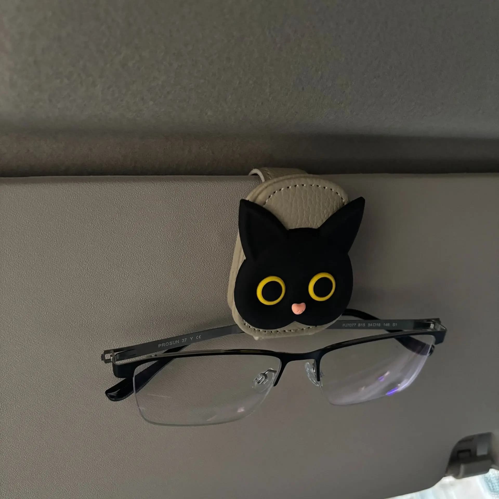 New Cute Cat Magnetic Sunglasses Holder for Car Sun Visor Leather Sunglasses Clip and Ticket Clip Auto Accessories Dropshipping