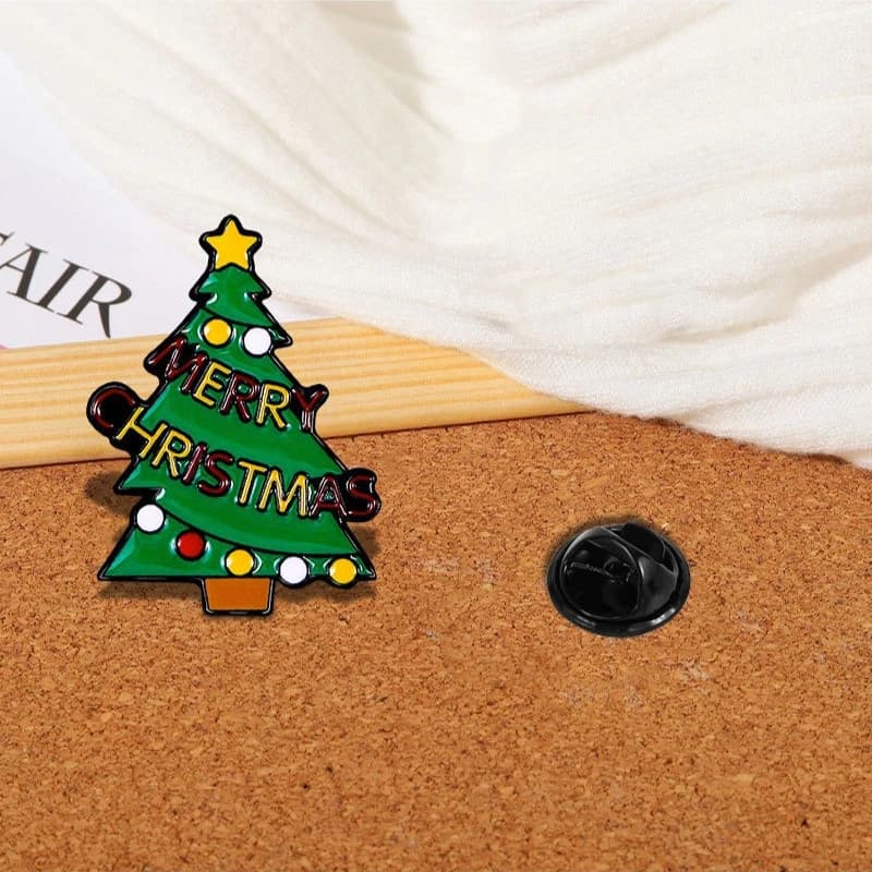 New Cartoon Christmas Tree Design Drooch Holiday Gift Unisex Fashion Alloy Badges Pins DIY Clothing Bags Hat Scarf Decoration