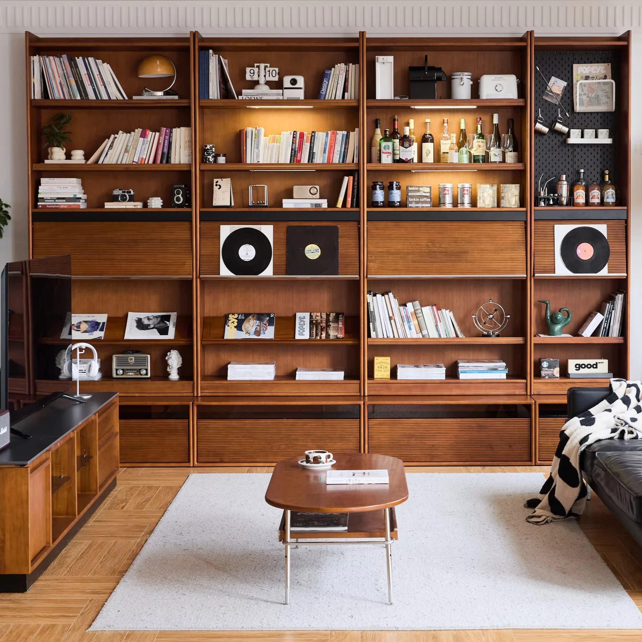 Multifunctional space-saving bookshelf in solid wood for minimalist design in home offices and schools