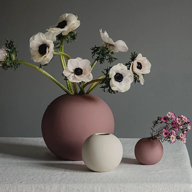 Modern simple and creative spherical vase, entrance living room model room coffee table decoration