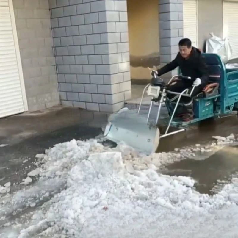 Electric tricycle snow removal reinforcement snow shovel equipment disc brush plastic