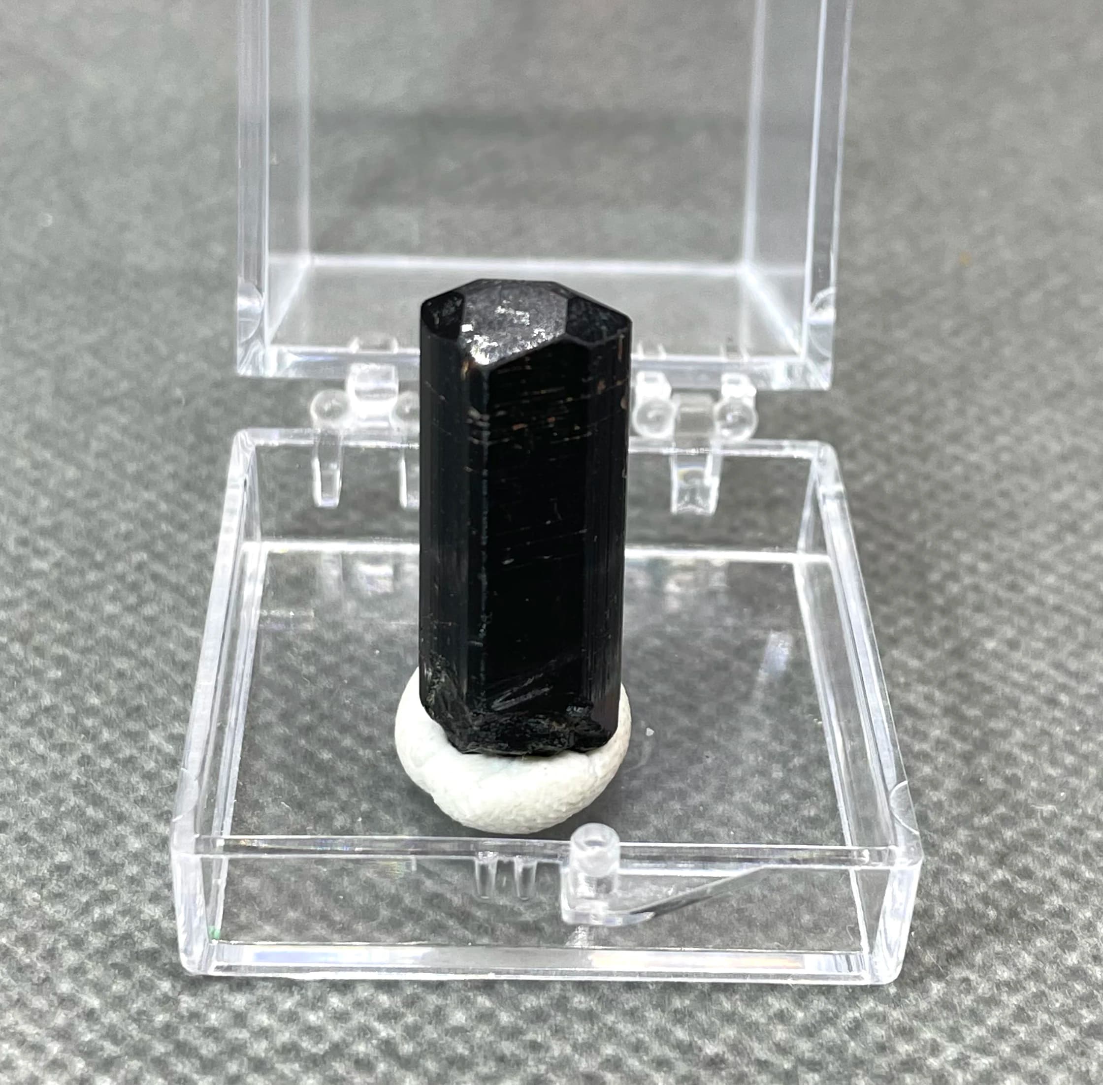 Natural Mozambique black tourmaline mineral specimens + box size 3.4cm + healing quartz crystals and stones rock gemstone