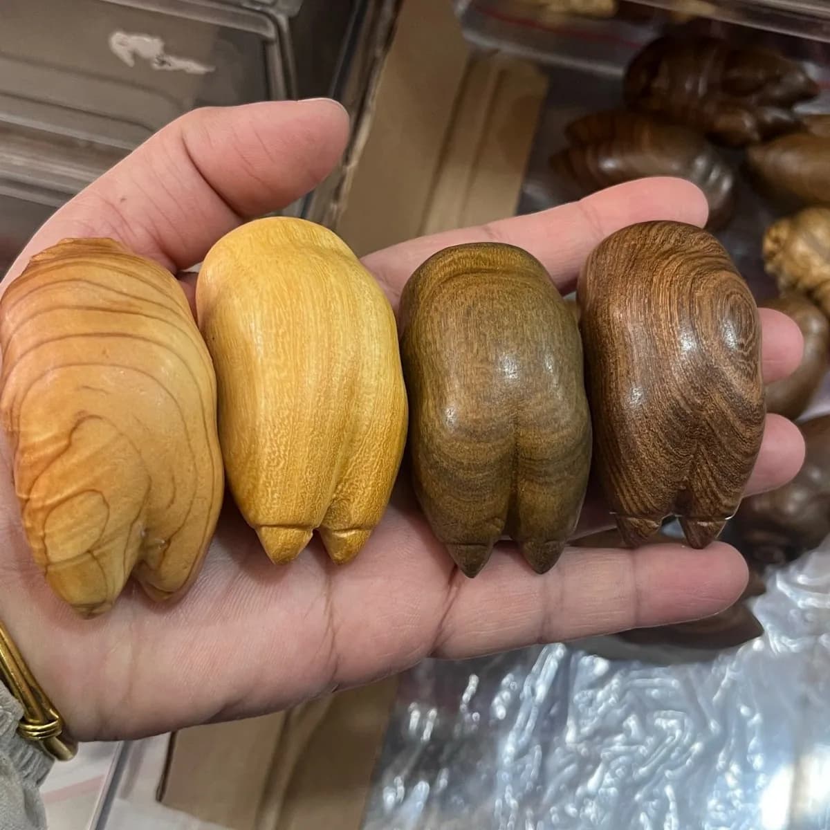 Natural Cypress Wood Carved Pig Trotter Hand Piece Creative Money Rake Wenwan Desktop Decor Wood Craft Ornament