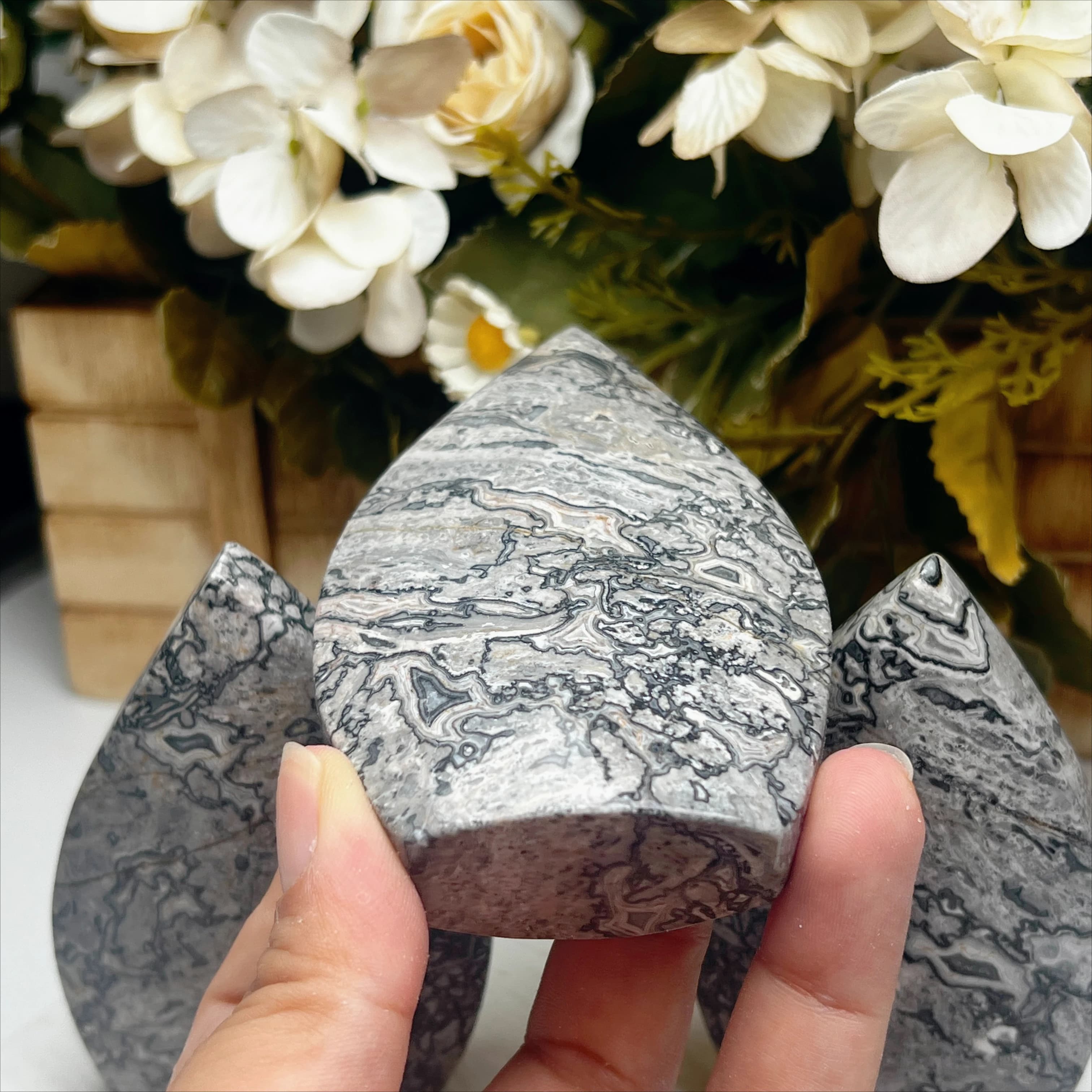 1pc 150-200g Black Crazy Lace Agate Teardrop Flame Carving, Polished Decorative Stone Sculpture, Mineral Style Display Ornament