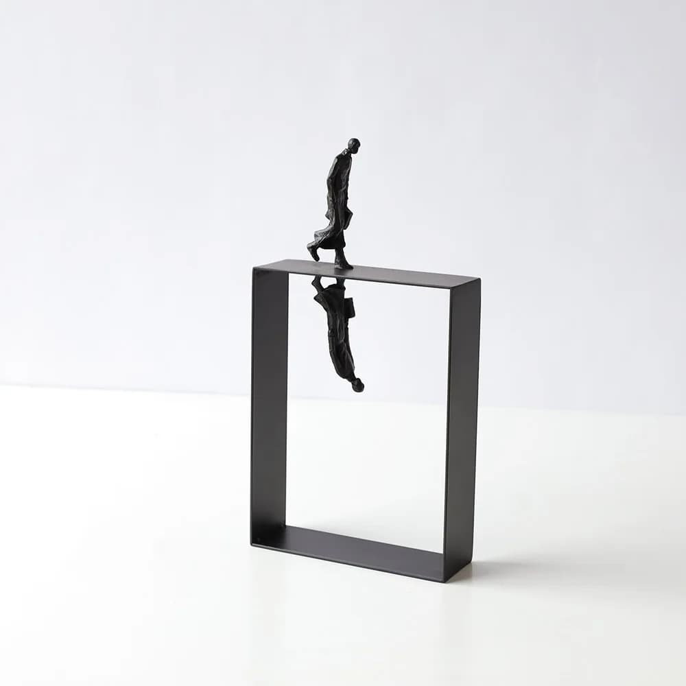 Resin Handicrafts Abstract Figure Sculpture Reflecting Portrait Encounter Ornament Decorative Figurines Home Decoration