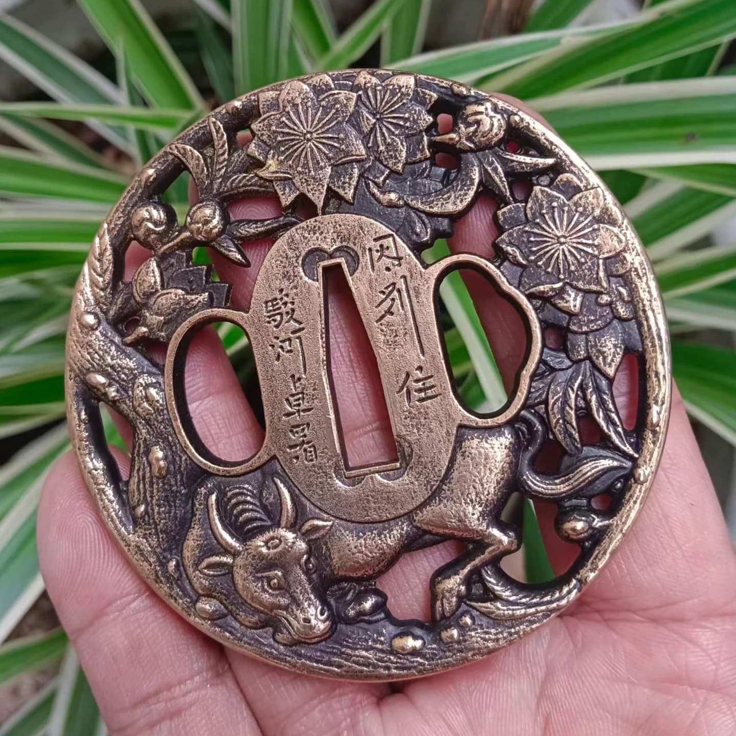 Old Style Embossed Brass Tsuba Sword Guard Traditional Ukiyo-e Pattern Japanese Katana Fitting for Martial Arts Collectors