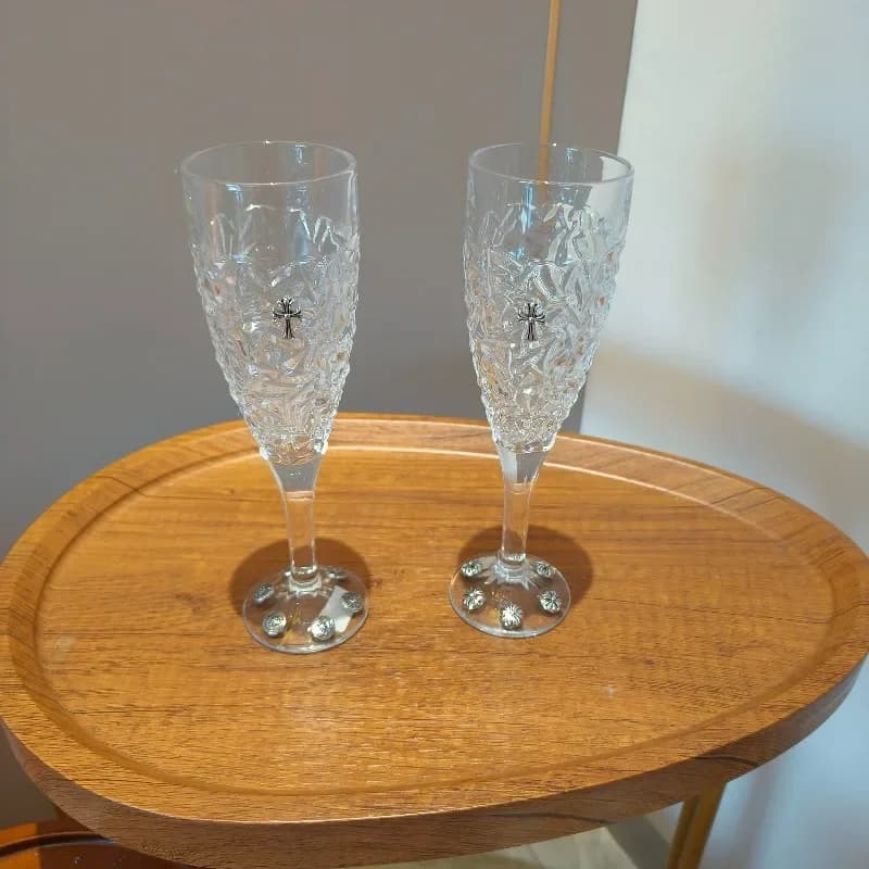The silver decoration of the red wine glass is matched with personalized decoration, which is elegant in the hand.