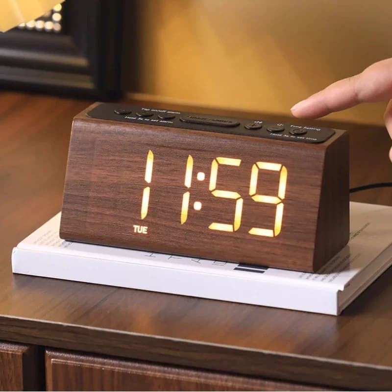 1PC Electronic Clock Watch Retro Wooden Desktop Ornament Desktop Led Digital Alarm Clock Creative Medieval Living Room