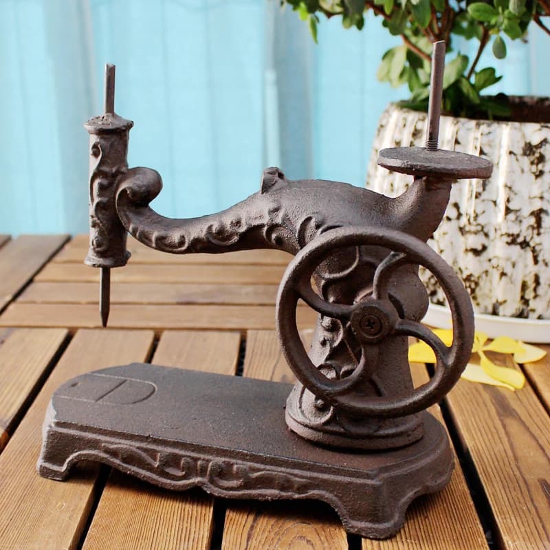 Vintage Rustic Cast Iron Sewing Machine Figurines Old Style Heavy Metal Ornament For Home Garden Bar Tabletop Decoration