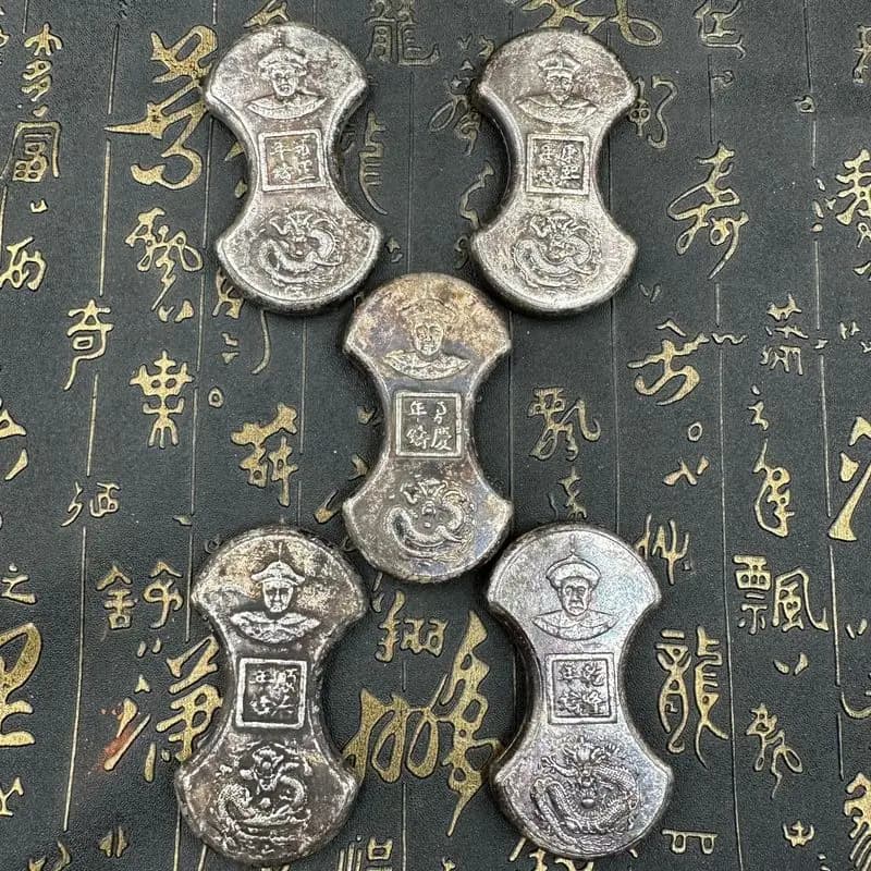 Treasury with images of first five emperors of the Qing Dynasty single dragon silver ingot ornament