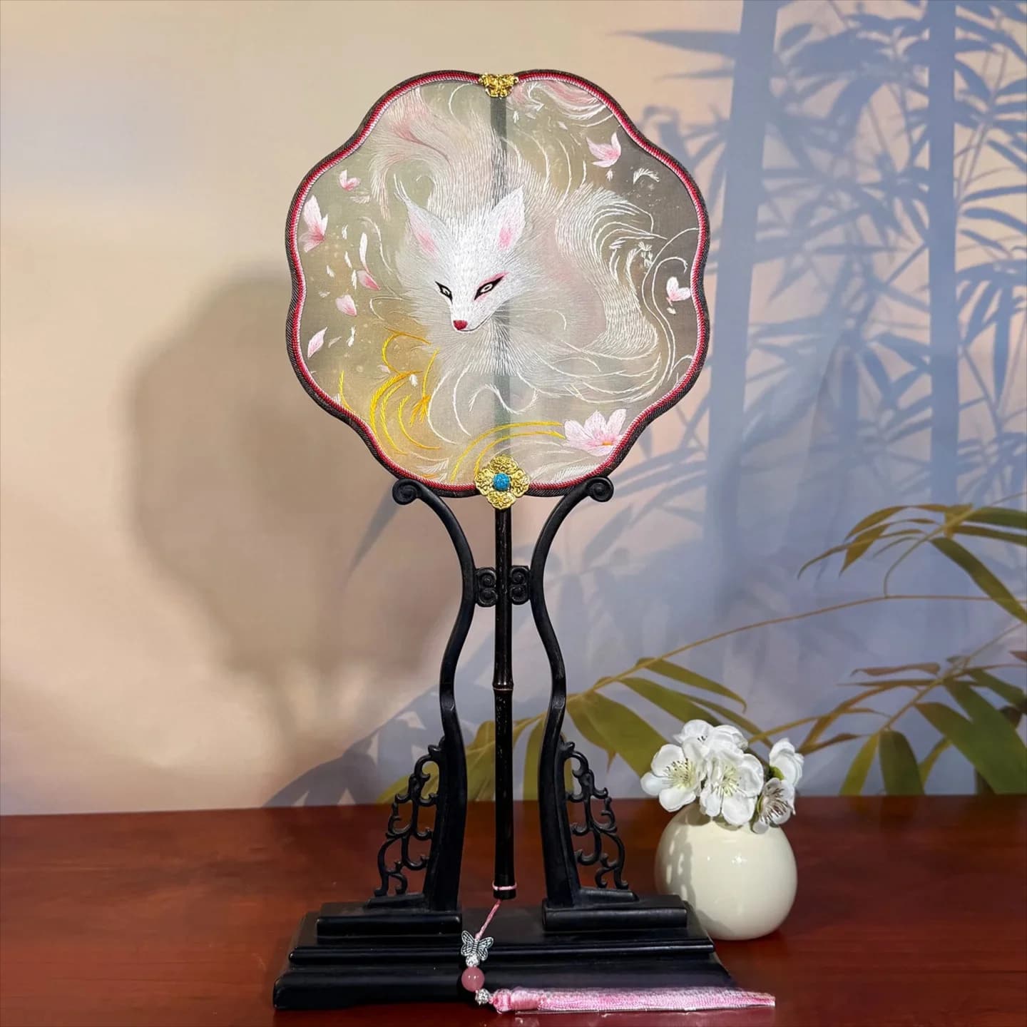 Chinese-style gift for giving: Suzhou embroidered round fan, handmade double-sided embroidery, traditional craft souvenir