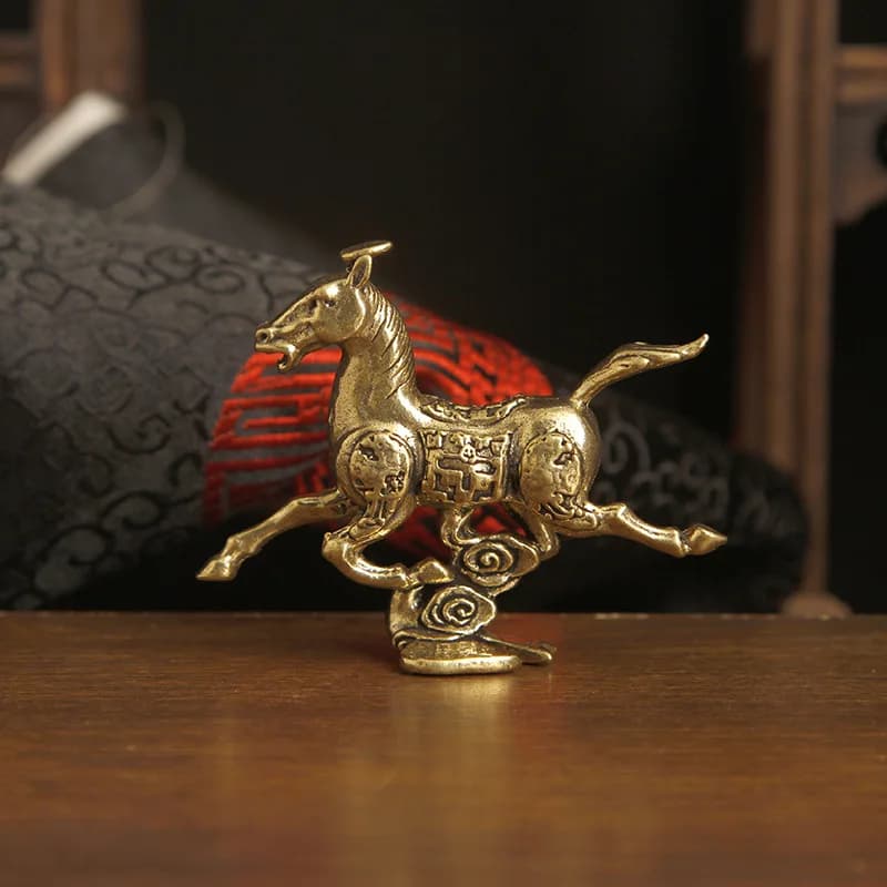 Solid brass flying swallow figurine, a decorative piece for the home, a tea-themed ornament, a copper sculpture, a desktop craft