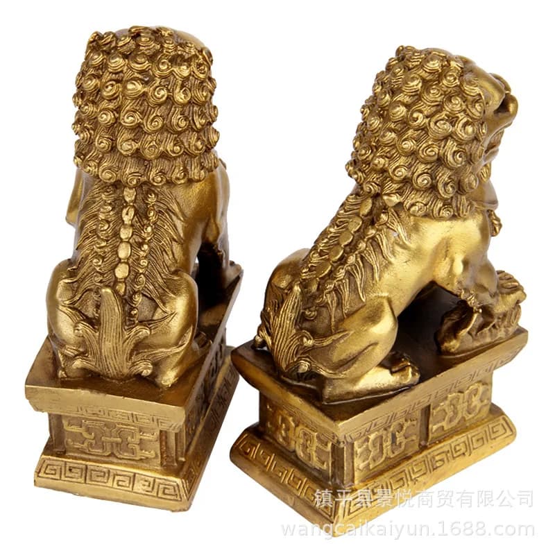 A pair of copper lion figurines, including a large and a small one, for home decoration, suitable for placing at the entrance