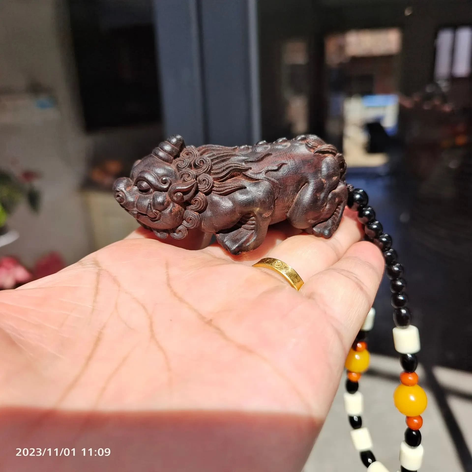 Agarwood Wood Carved Pixiu Figurine Wenwan Hand Piece Wooden Craft Desktop Ornament Collectible Home Decor Gift Souvenir
