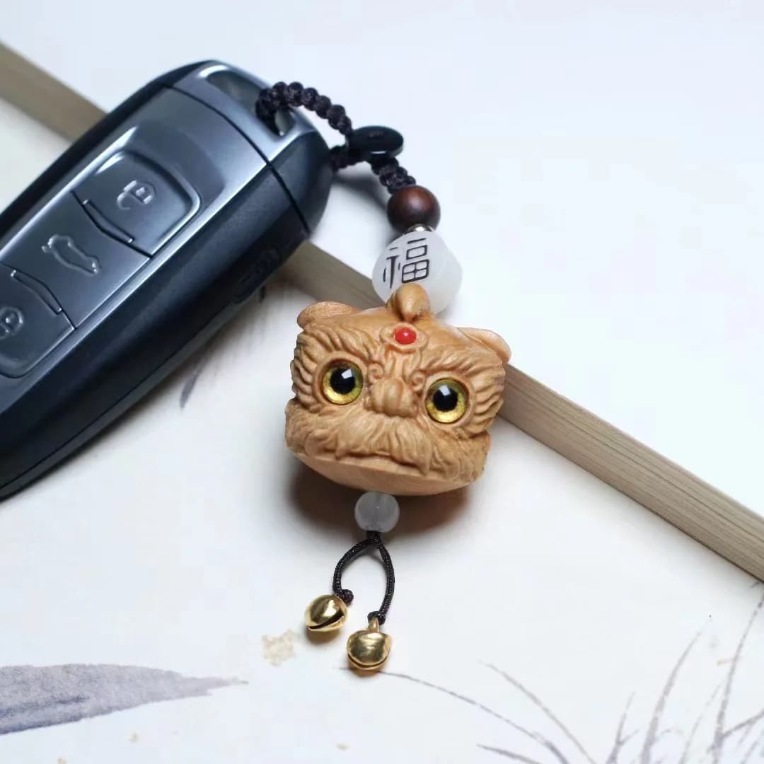 Cypress Wood Carved Auspicious Lion Pi Xiu Figurine Chinese Style Wenwan Hand Play Craft Car Keychain Decor Collectible Ornament