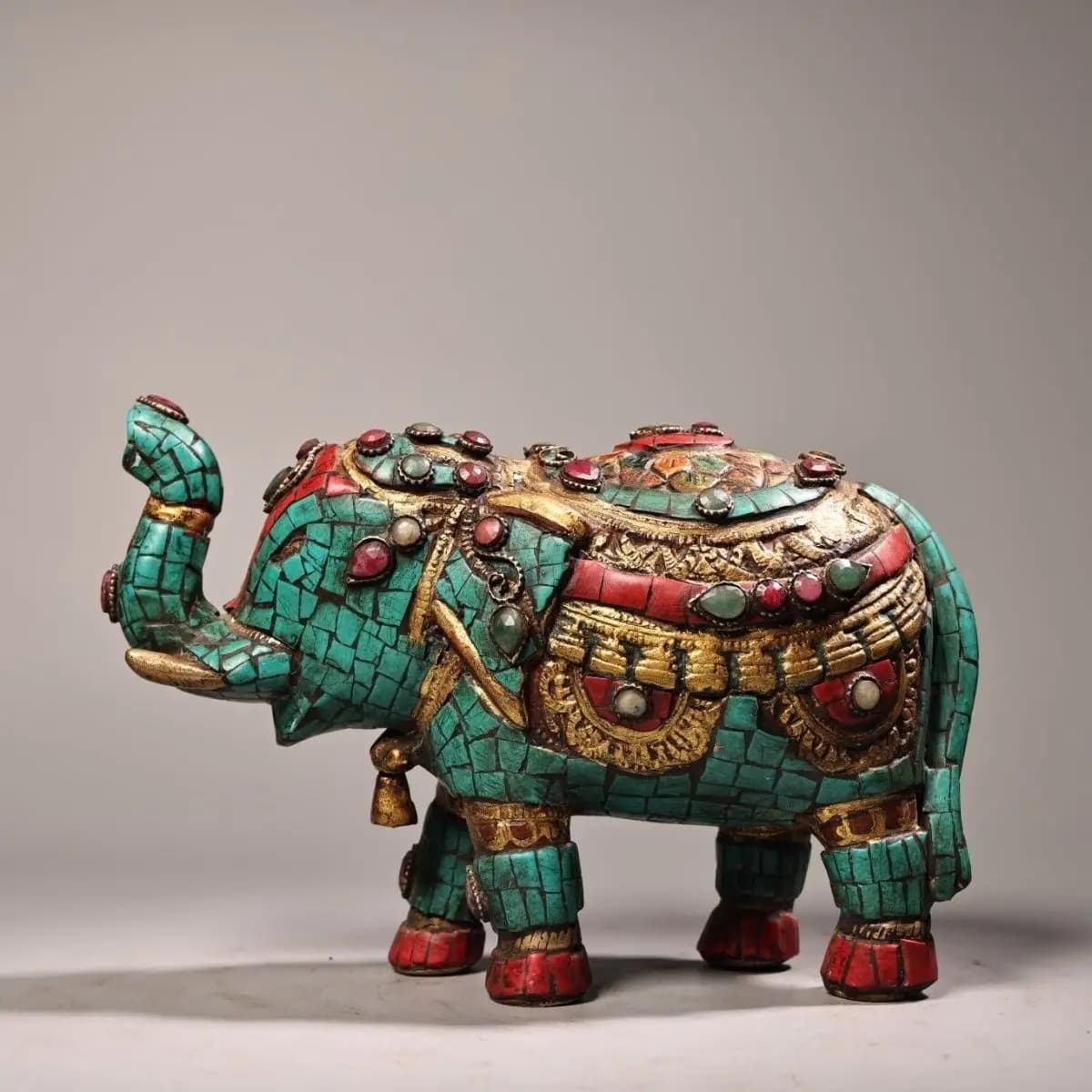 Xizang received pure copper inlaid with precious stones, painted gold, Taiping elephant weighs 2.kg high 14 cm long 20 cm
