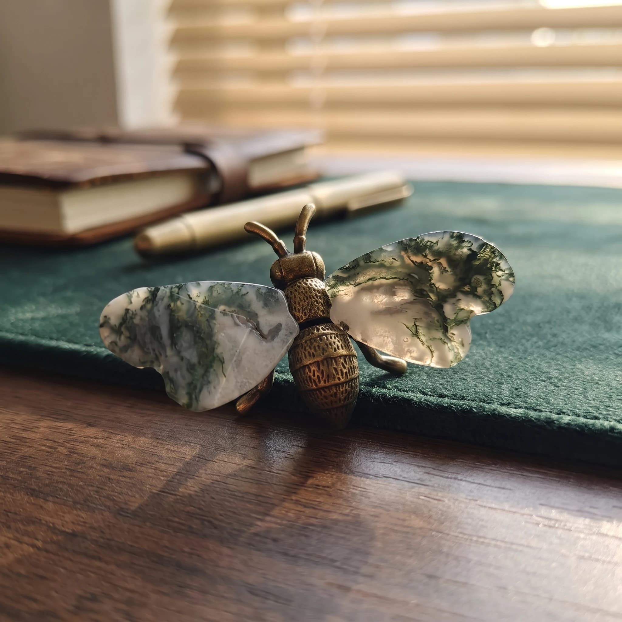 Creative Bee Shaped Paperweight Natural Crystal Stone Wings Metal Bee Statue Vintage Home Decor Desktop Ornament Office Gift