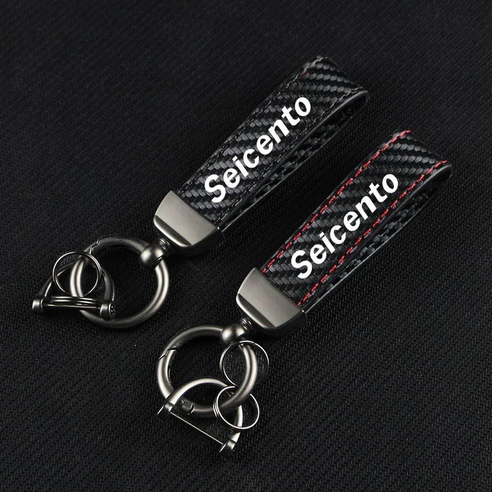 Car Carbon Fiber Leather Rope Car Keychain Key Chain Pendant Keyring Horseshoe Buckle for SEICENTO SIENA STILO Auto Accessories