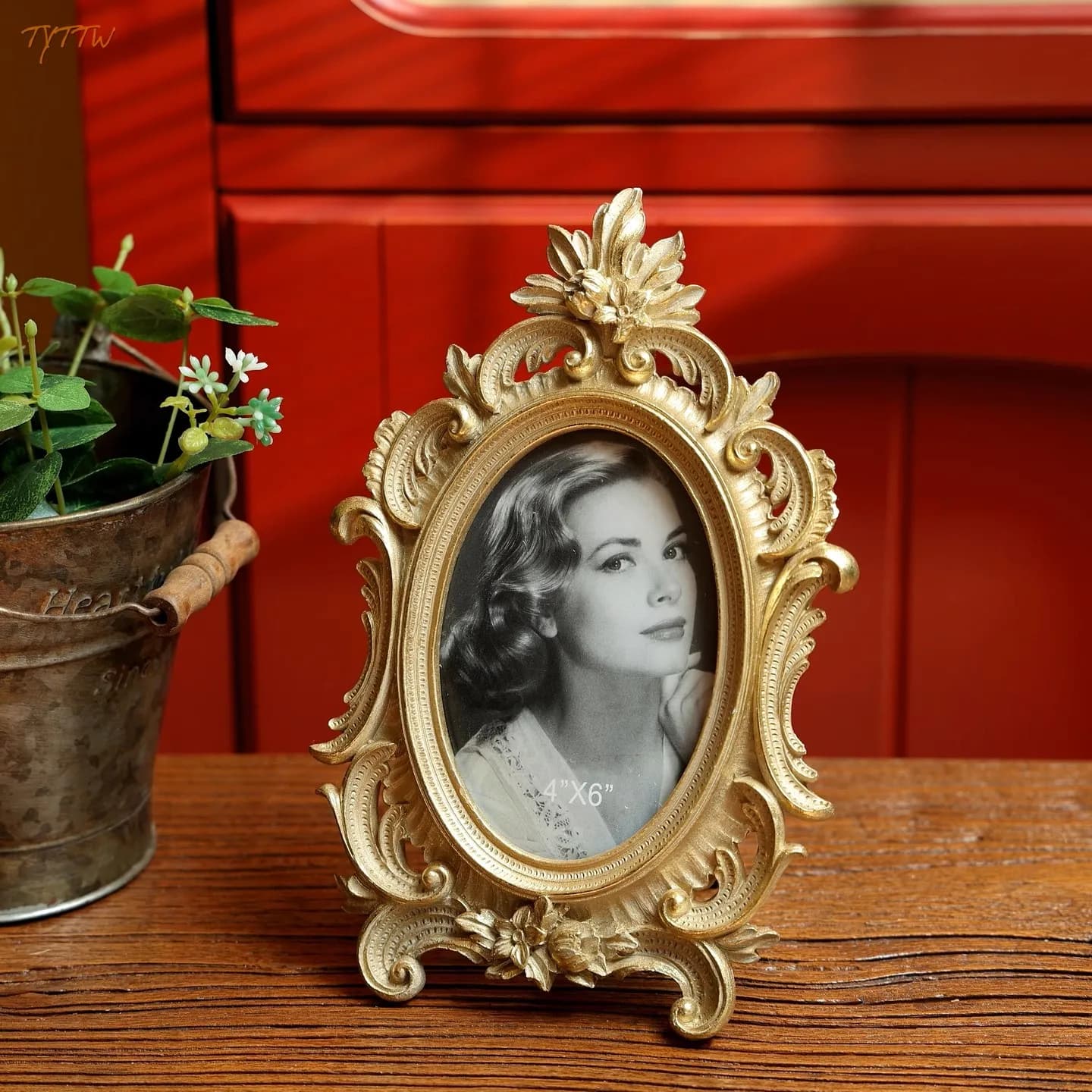 Vintage Resin Photo Frame 4x6 Inch Gold Hand Crafted Flower Ornated Oval Picture Frame With Easel Home Decor Tabletop Display