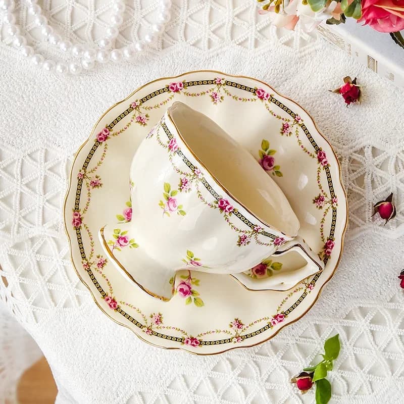 French vintage romantic afternoon tea cup saucer coffee cup set small fresh strawberry flower ceramic cup set